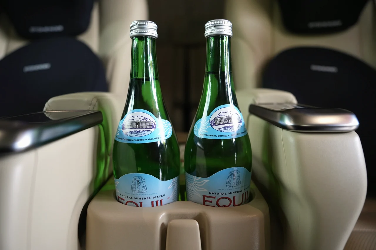 Equil mineral water di konsol kabin Alphard Sultan