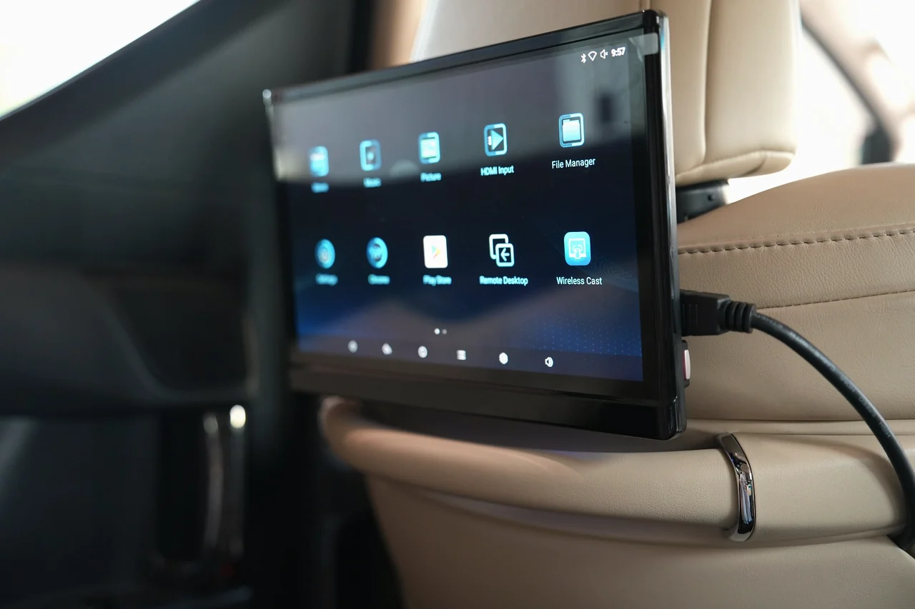 Layar multimedia interaktif di kursi penumpang Alphard Sultan